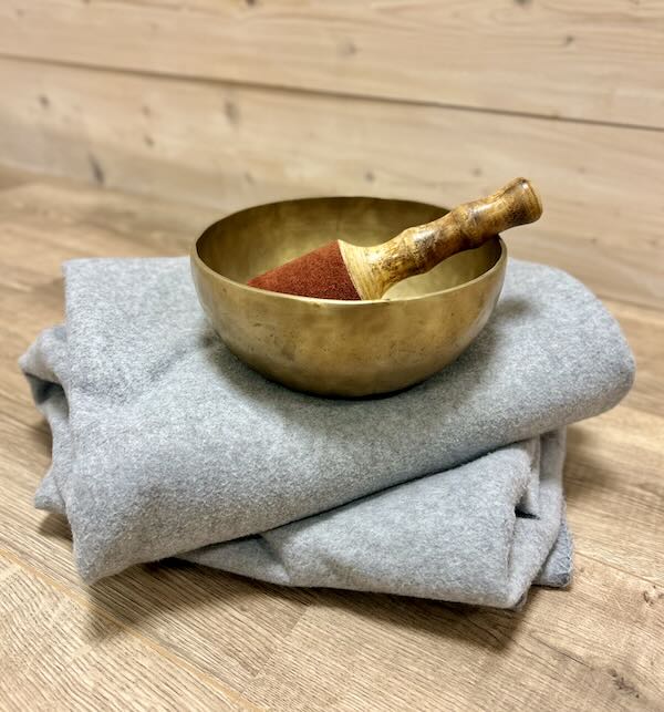 individuele yogales klankschaal op dekens